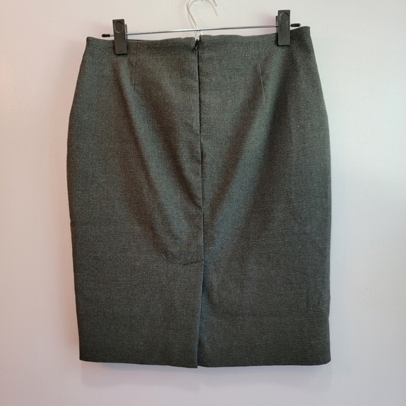 Lord and Taylor Pencil Skirt Fully Lined Size 4P - Picture 2 of 6